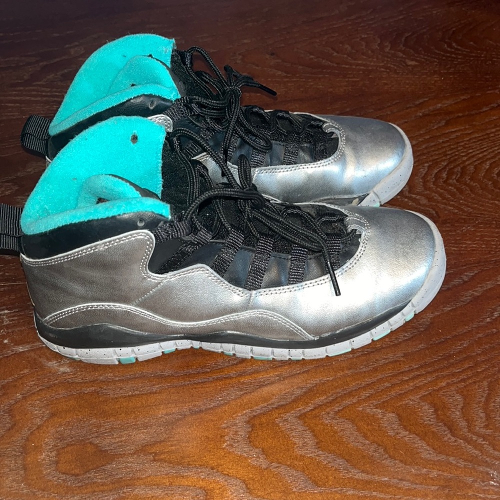 Like new condition. No box. No stains.